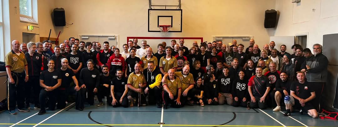 Gruppenfoto vom Kombatan Seminar und EM 2025 in Aarhus